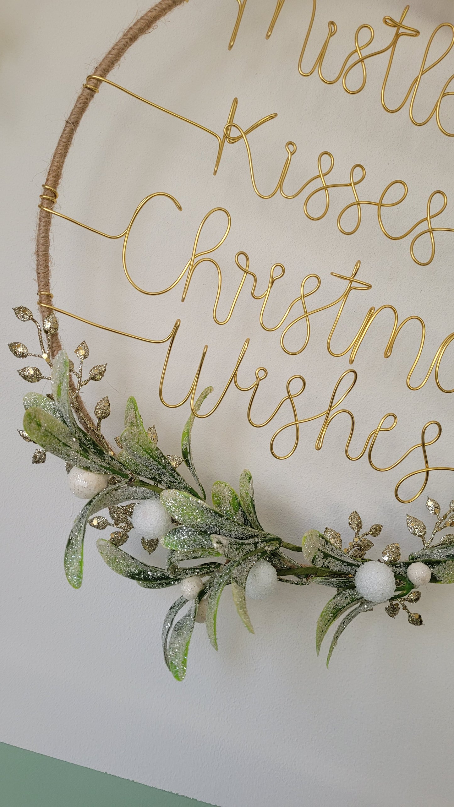 Mistletoe kisses 30cm door hoop