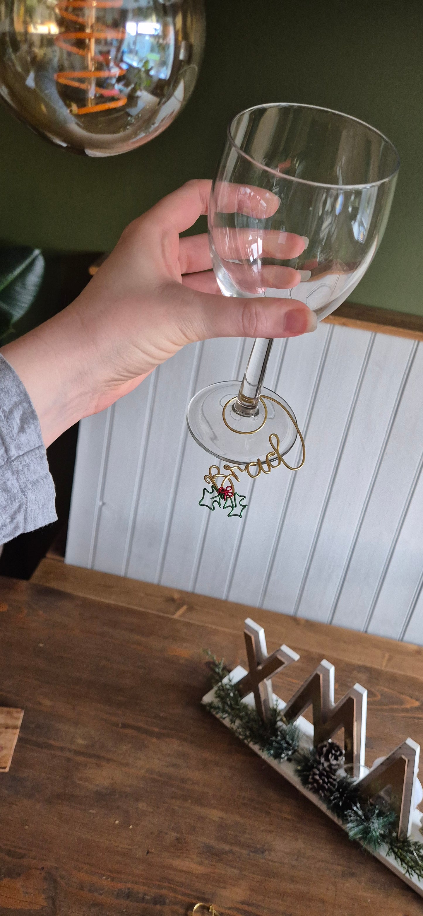 Wine glass names with holly (7-12 characters)
